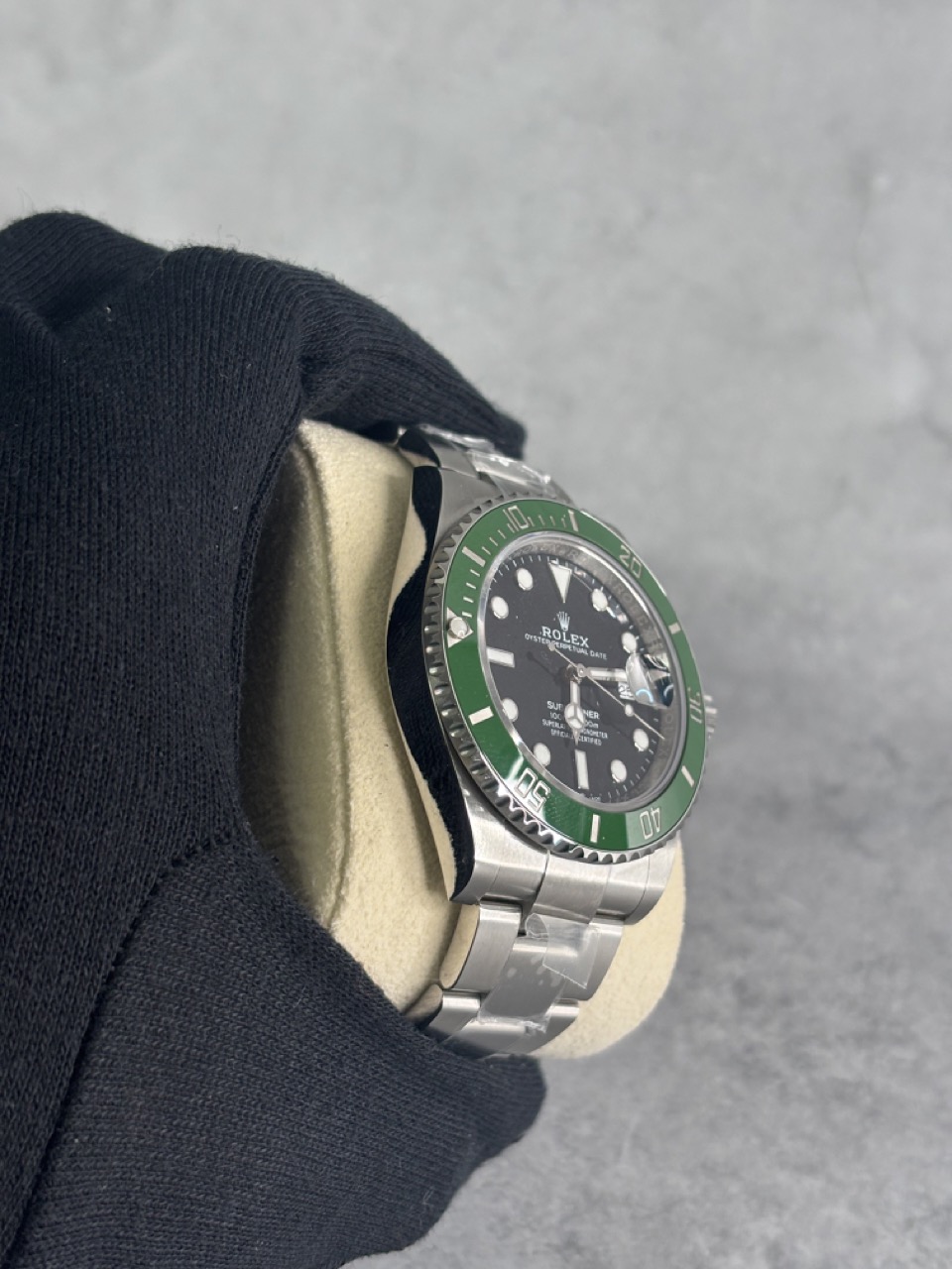 Rolex Submariner hover